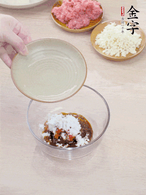 熱油起鍋，五花肉煸出油脂，表面微微發(fā)黃。