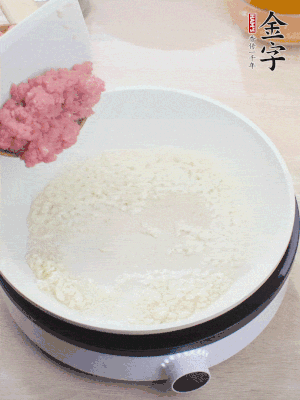 下火腿片、筍干均勻翻炒后，加2勺料酒、適量清水。