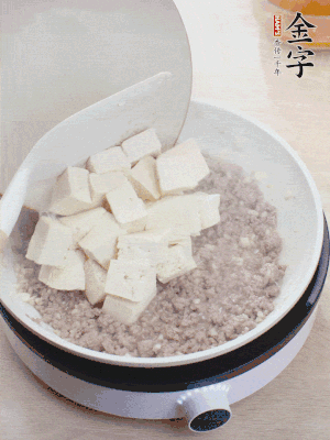 蓋蓋燉煮20分鐘后，加腐皮，撒一點(diǎn)枸杞。