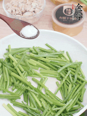 起鍋熱油，下韭菜苔炒至變色。加少許鹽。