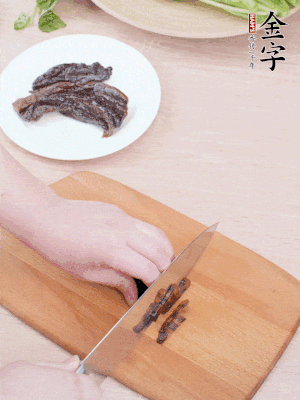 金字醬油肉下鍋煮10分鐘，切薄片。