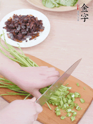 空心菜摘掉葉子，菜梗切成丁。