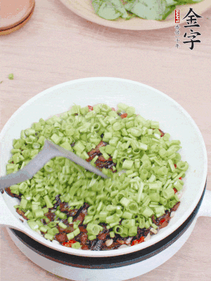 下菜梗翻炒，混合醬油肉。