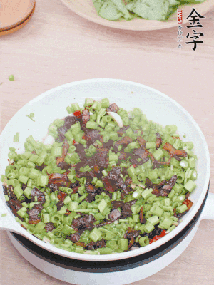 1勺生抽、1勺蠔油、1點(diǎn)點(diǎn)白糖調(diào)味。