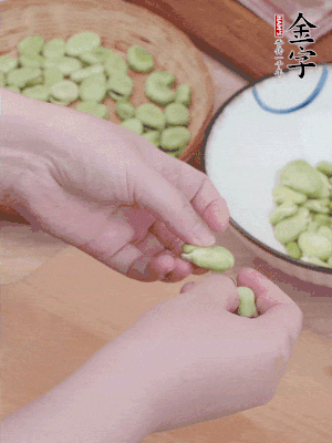蠶豆剝殼，去掉豆衣，切碎。