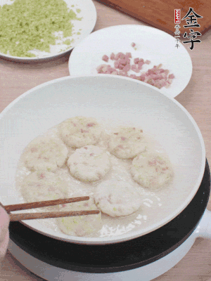 鍋中涼油，慢煎至兩面有脆殼。（油可以多一點(diǎn)）