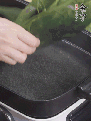 粽葉入沸水煮1分鐘，翻面再煮1分鐘，清洗干凈加水浸泡。