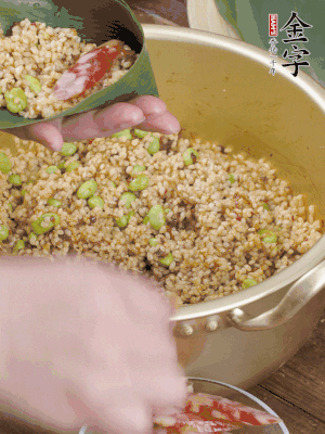 兩片粽葉1/2處葉尾相疊，中間卷成圓錐后裝入餡料。