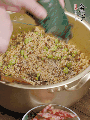 再附一張粽子，一齊向后折疊，線繩捆綁。