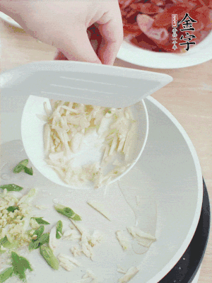 油4成熱，下蔥姜蒜、干辣椒、花椒煸出香味。
