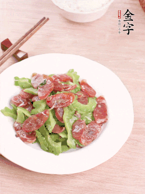 一小撮糖調(diào)味。