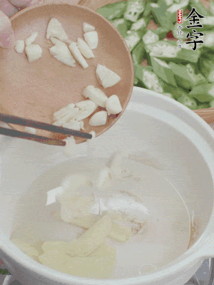 砂煲熱油，姜蒜、辣椒煸香。
