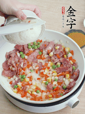 放米飯炒至顆粒分明。