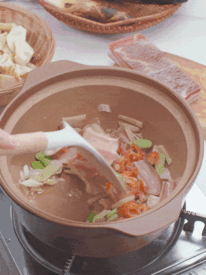 砂鍋中倒入油，放入姜片、蔥段、咸肉、海米炒出香味。