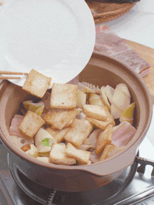 依次下春筍、豆腐，開水沒過食材。