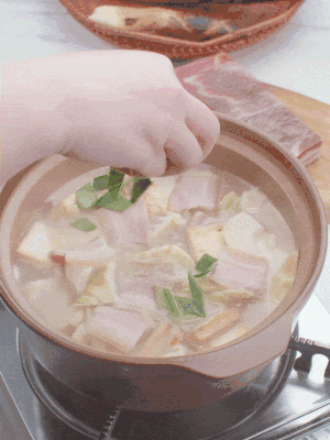 一小撮鹽、糖、雞精調味，最后撒點蒜葉點綴。