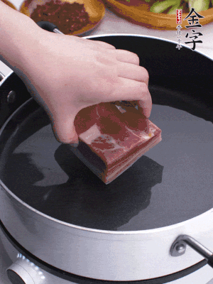 金字淡咸肉冷水入鍋煮15分鐘。