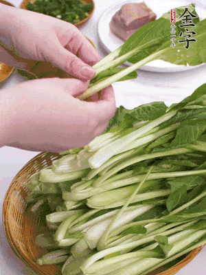 小青菜掰成一片片。
