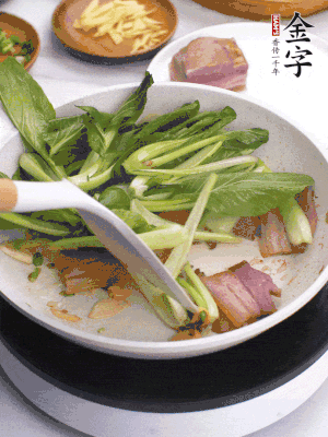 下小青菜翻炒，菜梆子變軟時(shí)，撒一點(diǎn)鹽、雞精調(diào)味。