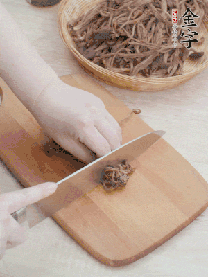干茶樹(shù)菇浸泡過(guò)夜，去老根焯水，擠干水份。