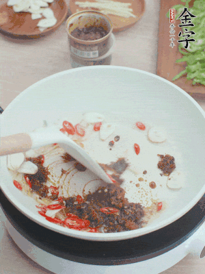 熱鍋涼油，姜蒜、辣椒、金字火腿xo醬炒香。