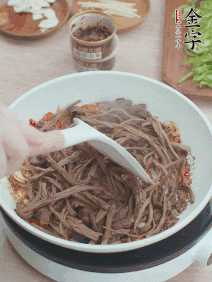 下茶樹(shù)菇煸炒4分鐘。
