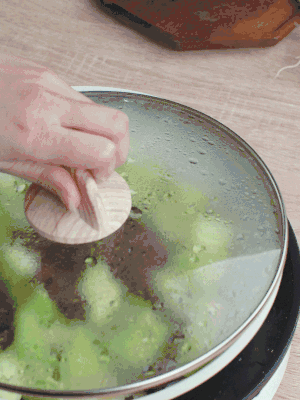 西葫蘆略出水時(shí)，加一小撮鹽調(diào)味。