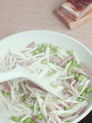 下茭白絲、青豆翻炒。
