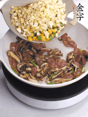 鍋里熱油，爆香蔥白，下香腸片炒至微微出油，加時蔬粒、香菇粒、春筍粒翻炒均勻。