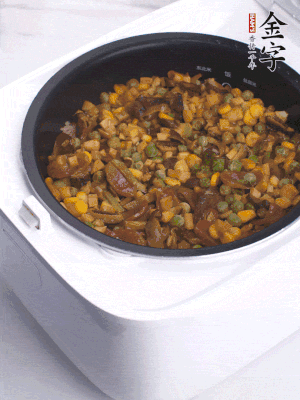 電飯煲按煮飯鍵，出鍋撒蔥花。