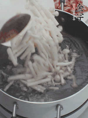 白玉菇改刀焯水30秒。