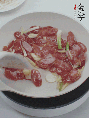 熱鍋爆香姜蒜片，下香腸炒出香味。