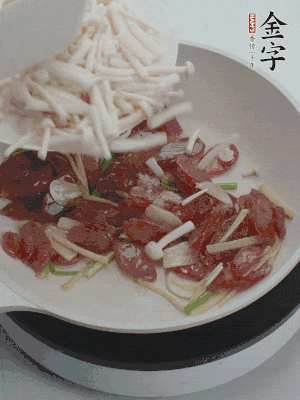 放白玉菇、青紅辣椒、雞蛋。