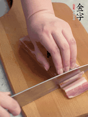 百合切去頭尾，分開洗凈;咸肉切薄片。