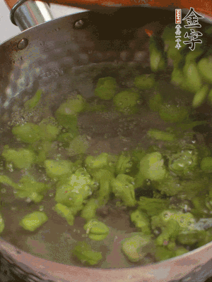 鍋中水沸，放一撮鹽，下蠶豆豆瓣焯3分鐘，下百合，3秒撈出，一起撈出瀝水。