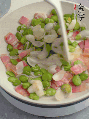放蠶豆豆瓣、百合炒勻。