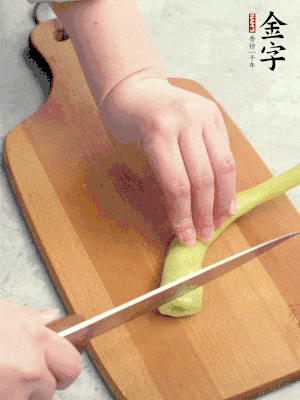 蔥切段，姜切絲，辣椒斜切成塊。