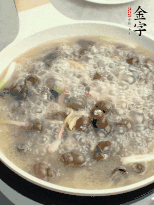 放辣椒，加一點(diǎn)鹽、糖，大火翻炒。