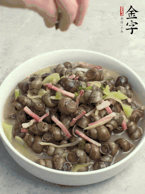 出鍋，撒點(diǎn)蔥花。
