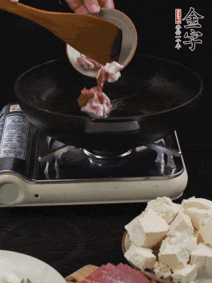 冷油潤(rùn)鍋，下五花肉煸香。