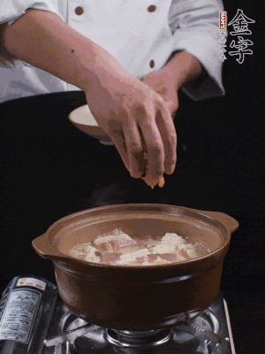 下蝦仁干，煮5分鐘。撒蒜葉，煮1分鐘。