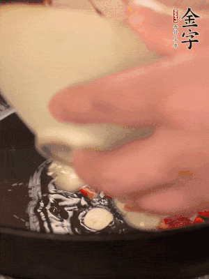 豬油潤(rùn)鍋，下辣椒、大蒜、火腿片煸香。
