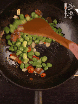 再下蠶豆煸炒，加1勺料酒調(diào)味。