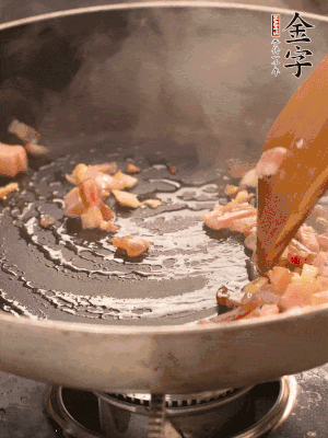 熱油爆香大蒜粒，煸香咸肉丁，淋一勺黃酒調(diào)味。