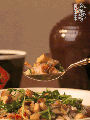 出鍋前嘗味，味淡加點(diǎn)鹽。