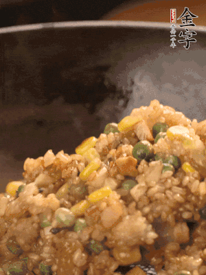 再下糯米，1勺蠔油、2勺生抽調(diào)味翻炒均勻。