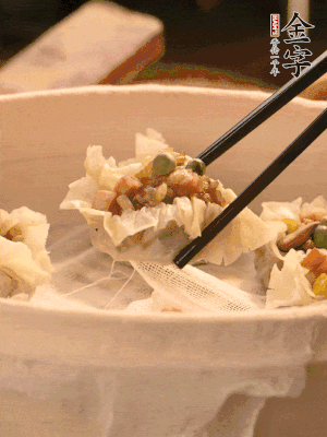 包好的燒賣放在蒸籠上，水開后蒸8分鐘左右。