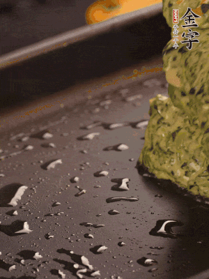 熱鍋擦一下油，下面糊攤平。