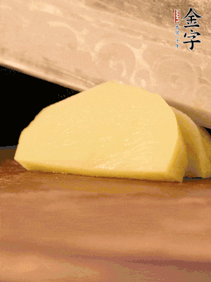 土豆去皮切丁。水開后，放入鍋中煮2-3分鐘，撈出瀝干水分。