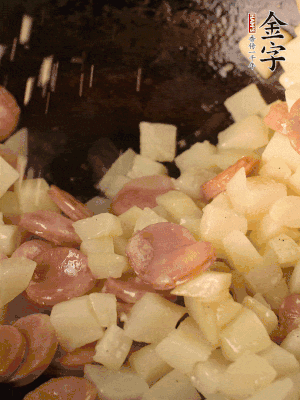 再放烤腸片煎熟。撒點(diǎn)鹽、孜然粉、辣椒面。